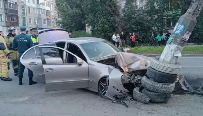 Mercedes в Бийске протаранил столб на улице Можайского