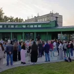 Сотни барнаульцев пришли на концерт в память о Юре Шатунове