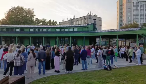 Сотни барнаульцев пришли на концерт в память о Юре Шатунове