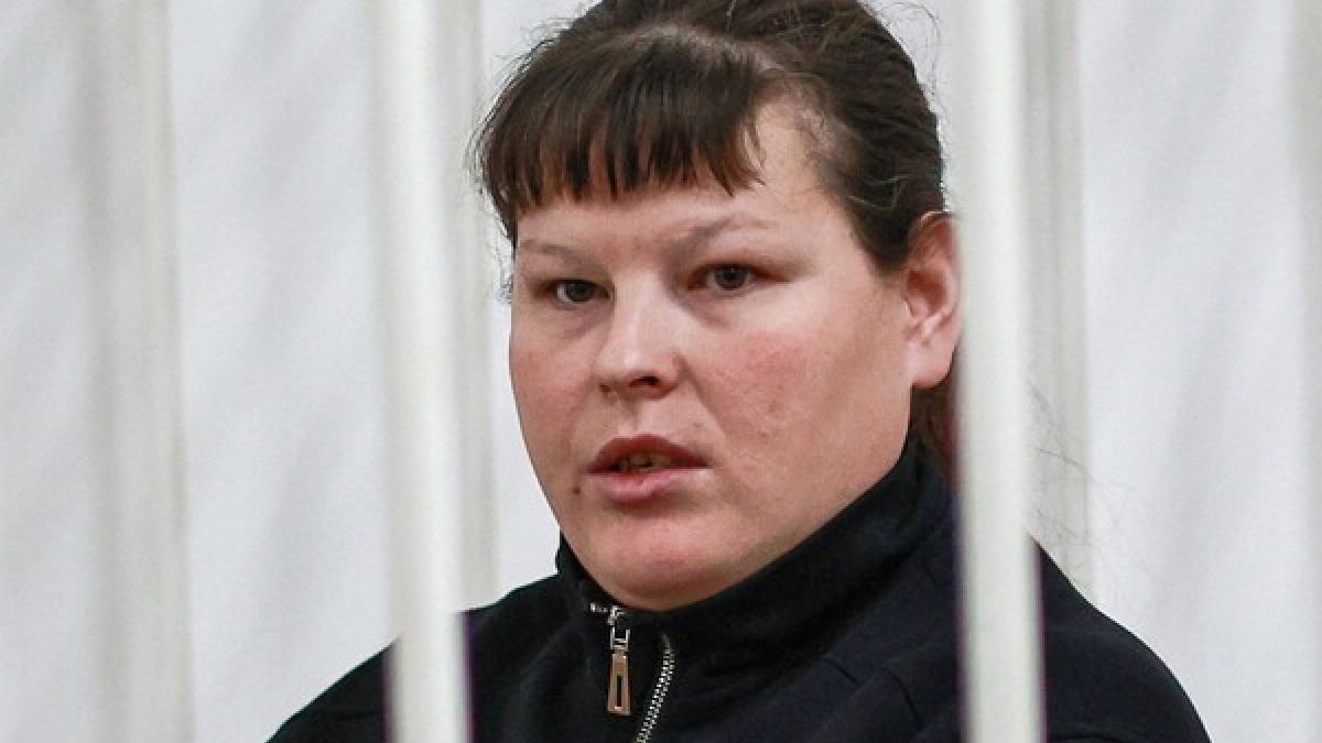 Женщину обвиняют в истязании малолетней дочери