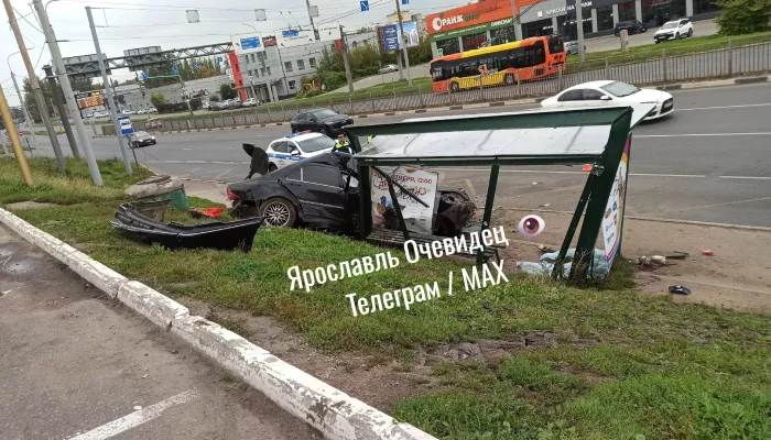 Mercedes насмерть сбил звезду соцсетей на остановке в Ярославле