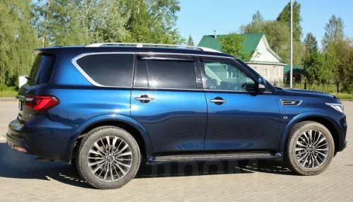 Восьмиместный Infiniti в макси-комплектации продают в Республике Алтай. Фото