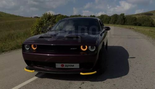 Хищный Dodge Challenger с мощным двигателем продают за 4,2 млн в Барнауле. Фото