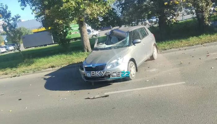 У Skoda срезало часть крыши и стекло после жесткого ДТП с грузовиком в Барнауле