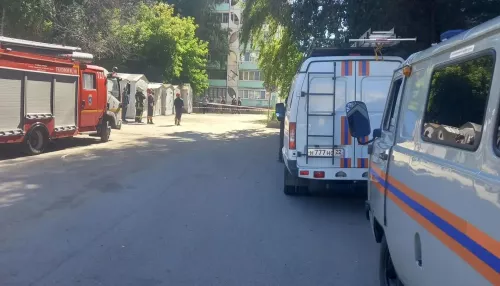 Железобетонная плита отвалилась и повисла на девятиэтажке в Барнауле