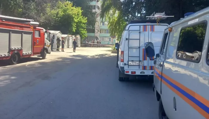 Железобетонная плита отвалилась и повисла на девятиэтажке в Барнауле
