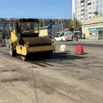 Дорожники ремонтируют проезжие части на улицах Новосибирской и Папанинцев в Барнауле