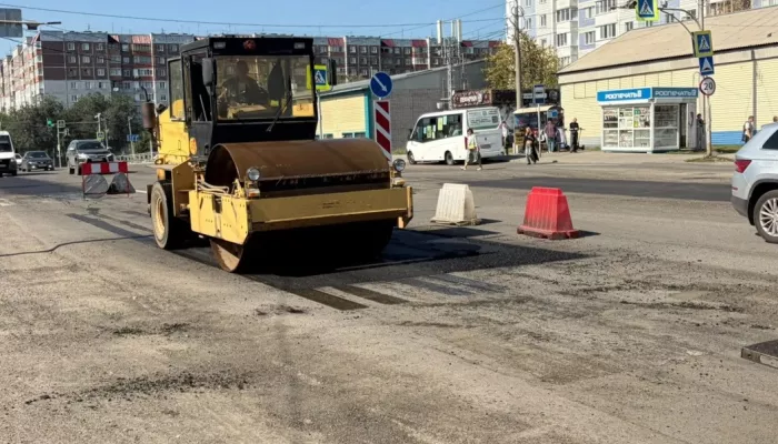 Дорожники ремонтируют проезжие части на улицах Новосибирской и Папанинцев в Барнауле
