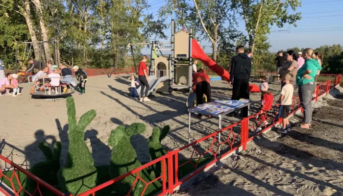 В Барнауле появились новая детская площадка и обновленная зеленая зона