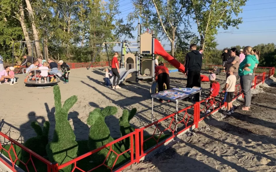 В Барнауле появились новая детская площадка и обновленная зеленая зона