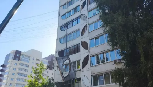 В Барнауле демонтировали отвалившиеся бетонные плиты с многоэтажки