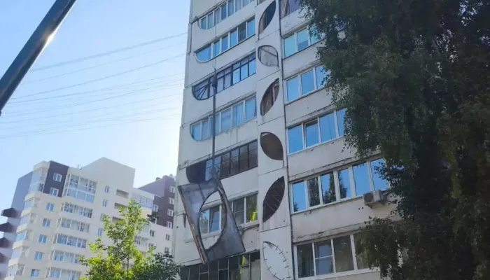 В Барнауле демонтировали отвалившиеся бетонные плиты с многоэтажки