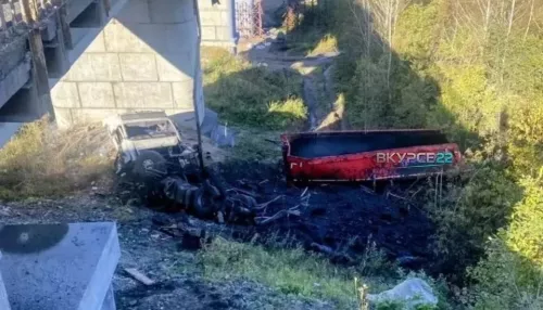 Водитель фуры уснул за рулем и рухнул с моста в Алтайском крае