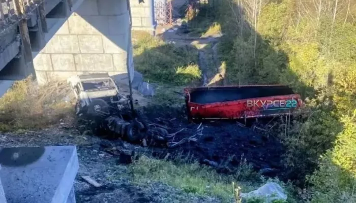 Водитель фуры уснул за рулем и рухнул с моста в Алтайском крае