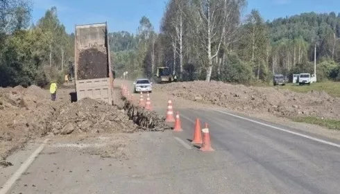 В Республике Алтай ремонтируют участок трассы, ведущей к Телецкому озеру