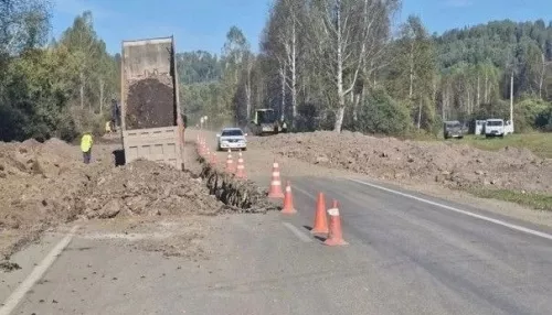 В Республике Алтай ремонтируют участок трассы, ведущей к Телецкому озеру