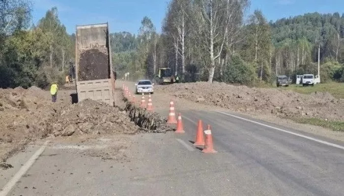 В Республике Алтай ремонтируют участок трассы, ведущей к Телецкому озеру
