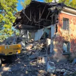 В Барнауле сносят аварийный многоквартирный дом на улице Новоугольной