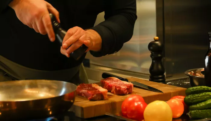 Готовить как шеф: в Барнауле открылась мясная мастерская