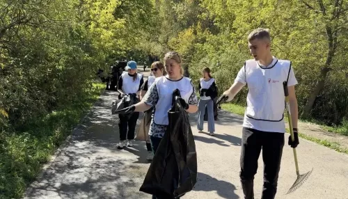 Барнаульский парк Юбилейный очистили от мусора