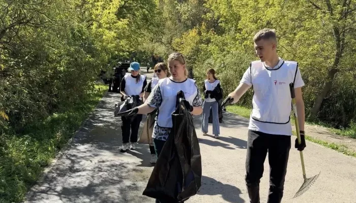Барнаульский парк Юбилейный очистили от мусора