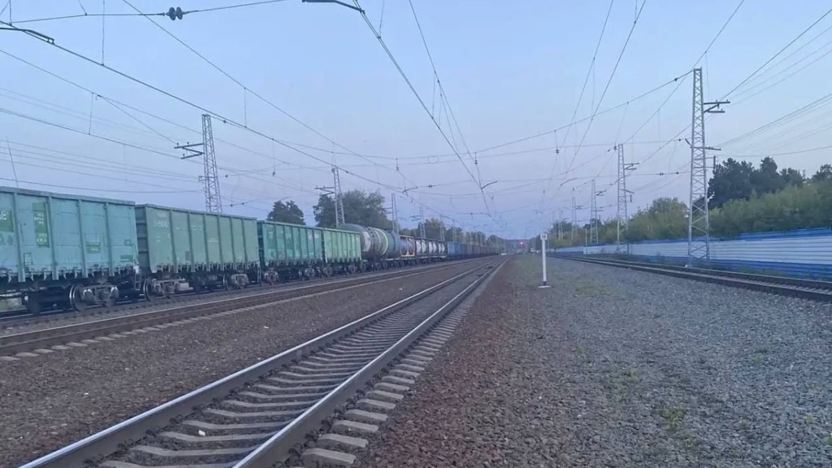 Поезд насмерть сбил подростка