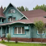 Дом у реки с собственным пляжем продают в Горном Алтае за 90 млн рублей. Фото