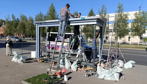 На проспекте Ленина в Барнауле устанавливают новые остановочные павильоны