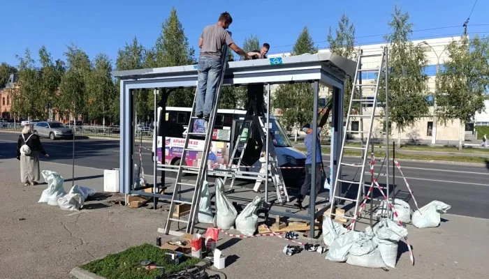 На проспекте Ленина в Барнауле устанавливают новые остановочные павильоны