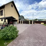 Просторный коттедж с гостевым домом продают за 32 млн рублей в Барнауле. Фото