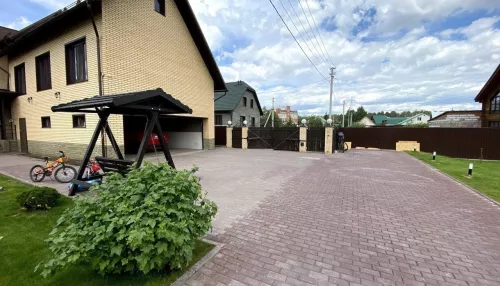 Просторный коттедж с гостевым домом продают за 32 млн рублей в Барнауле. Фото