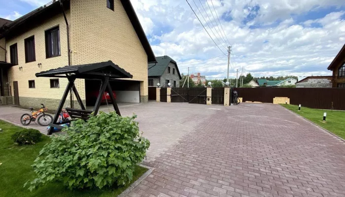 Просторный коттедж с гостевым домом продают за 32 млн рублей в Барнауле. Фото