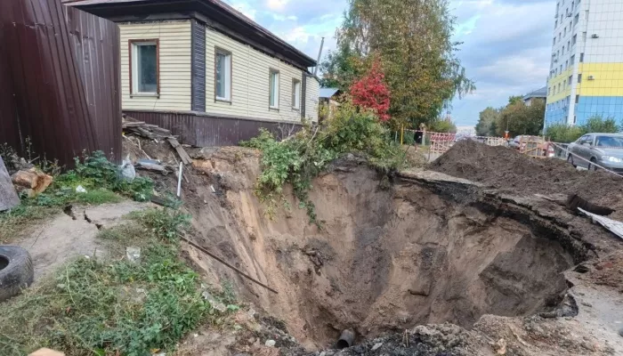 Как продвигается ремонт поврежденного водопровода в центре Барнаула. Фото