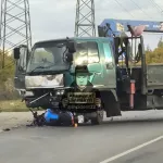 Мотоциклист разбился в ДТП с автокраном в Барнауле утром 15 сентября