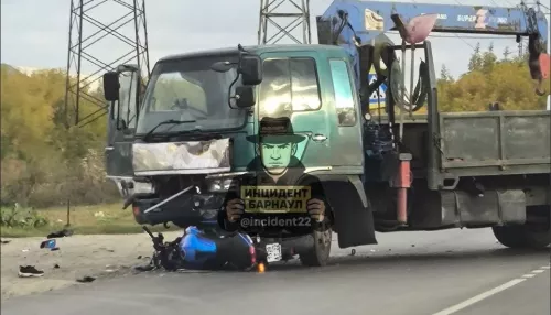Мотоциклист разбился в ДТП с автокраном в Барнауле утром 15 сентября