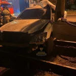 Боком в опору: два человека пострадали в жестком ночном ДТП в Барнауле. Фото