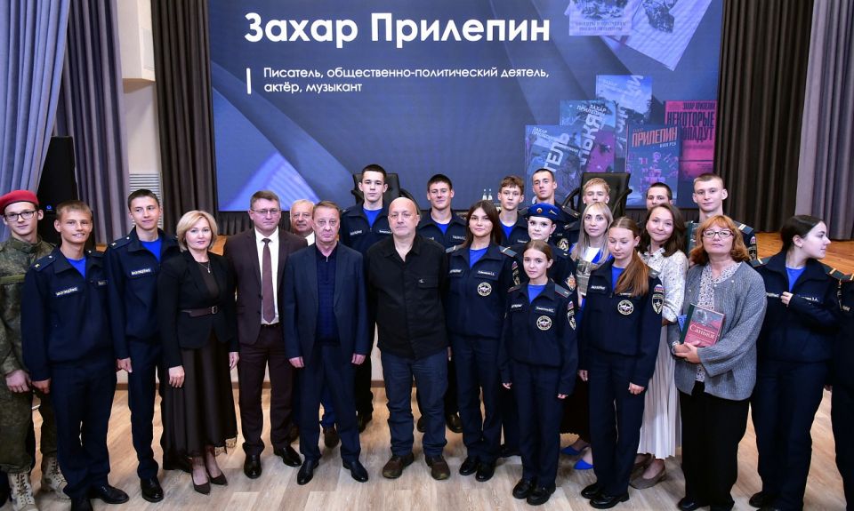 Захар Прилепин встретился с барнаульскими школьниками