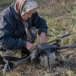 От греха подальше: пенсионерка самостоятельно сняла груз с беспилотника