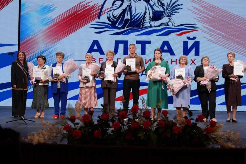 В Барнауле наградили победителей и лауреатов проекта народного признания "Алтай – земля сильных людей" 