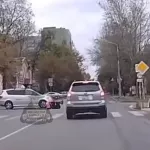 Автомобиль сбил доставщика еды на велосипеде в Барнауле. Видео