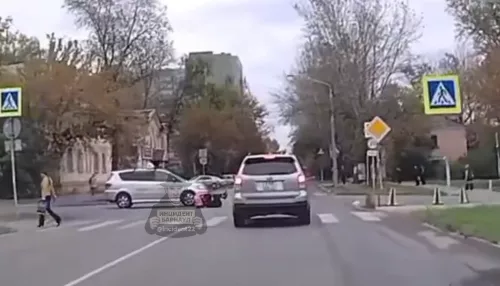 Автомобиль сбил доставщика еды на велосипеде в Барнауле. Видео