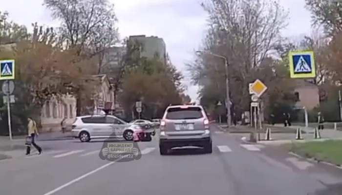 Автомобиль сбил доставщика еды на велосипеде в Барнауле. Видео