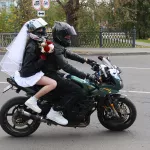 В шлемах и на одном мотоцикле: как прошла необычная мотосвадьба в Барнауле