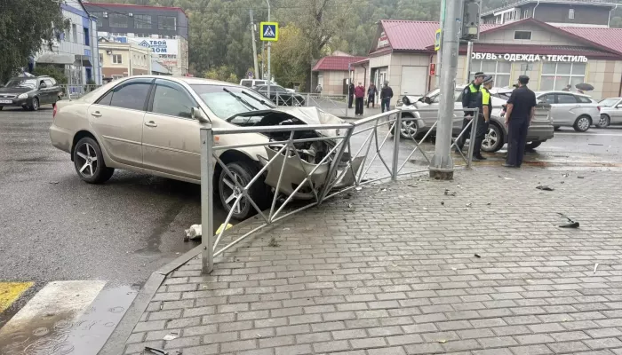 В Горно-Алтайске столкнулись две Toyota: пятилетний ребенок получил сотрясение мозга
