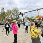 В барнаульском поселке Кирова торжественно открыли детскую площадку