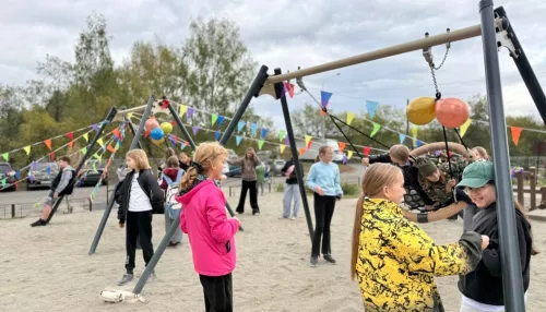 В барнаульском поселке Кирова торжественно открыли детскую площадку
