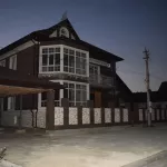 Огромный коттедж с подземным уровнем продают в Барнауле почти за 30 млн рублей. Фото