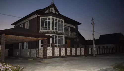 Огромный коттедж с подземным уровнем продают в Барнауле почти за 30 млн рублей. Фото