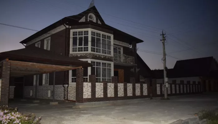 Огромный коттедж с подземным уровнем продают в Барнауле почти за 30 млн рублей. Фото