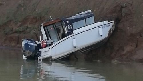 Катер с пассажирами врезался в берег в Иркутском водохранилище